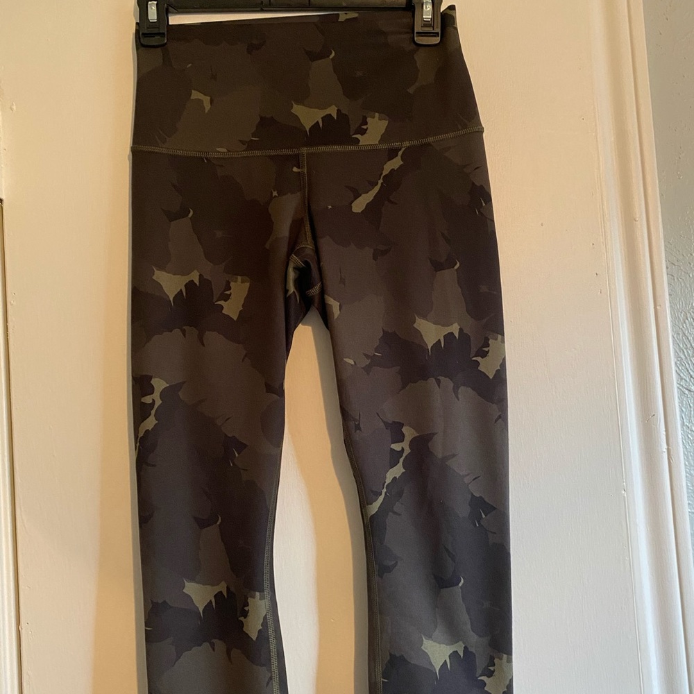 Lululemon camo capri leggings